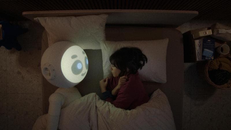 Rashida Jones e il robot Sunny nella serie su Apple tv