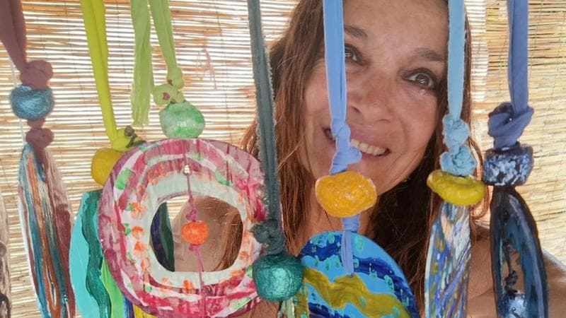 Marina Suma: “I grandi registi mi ignorano&nbsp;perché non sono raccomandata. Jerry Calà mi corteggiava anche fuori dal set di Sapore di mare. Amo recitare e vendere&nbsp;i miei monili a Salina”
