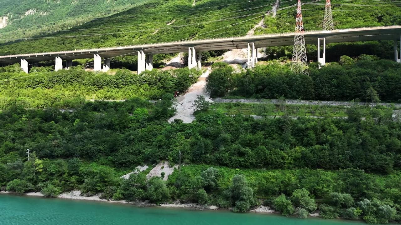 Maltempo in Veneto, frane lungo la strada statale 51 di Alemagna. Le immagini dal drone