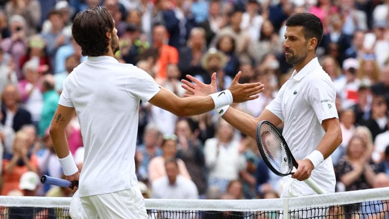 La stretta di mano a fine partita tra Djokovic e Musetti