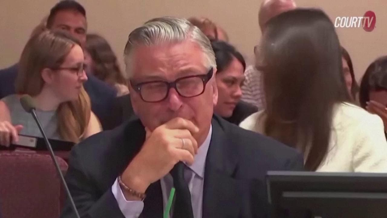 Usa, archiviato il processo contro Alec Baldwin: l'attore in lacrime al momento della sentenza