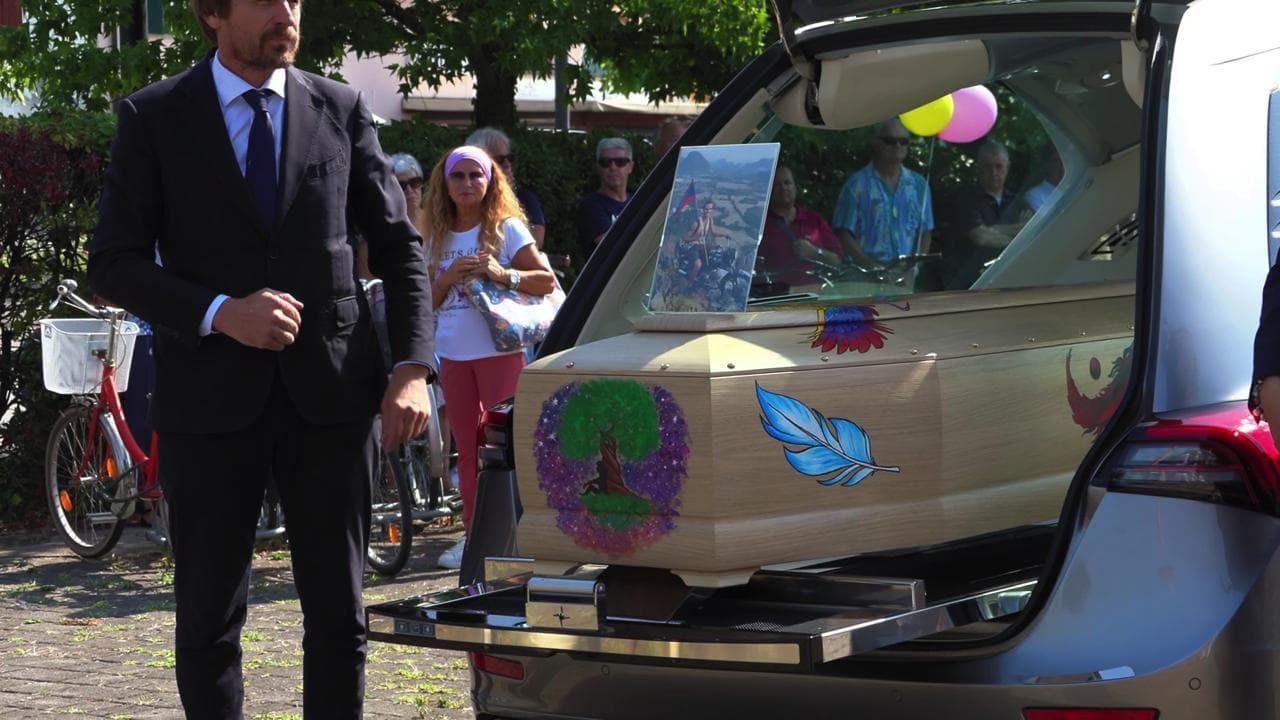 Marcon (Venezia), i funerali di Alex Marangon: l'arrivo del feretro