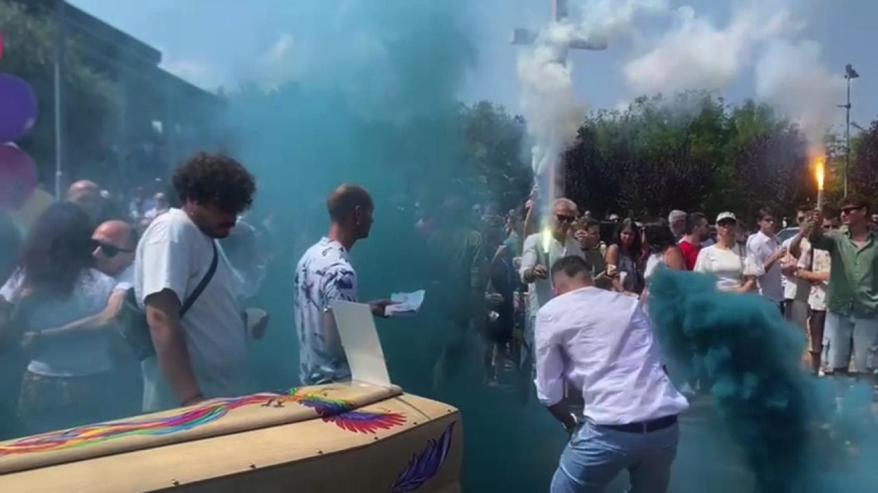 Fiori, colori e le note di Bob Marley al funerale di Alex Marangon