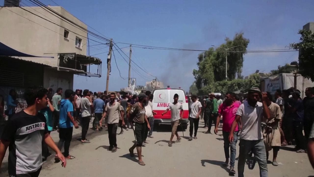 Gaza, Israele bombarda il campo profughi di Khan Younis : decine di vittime