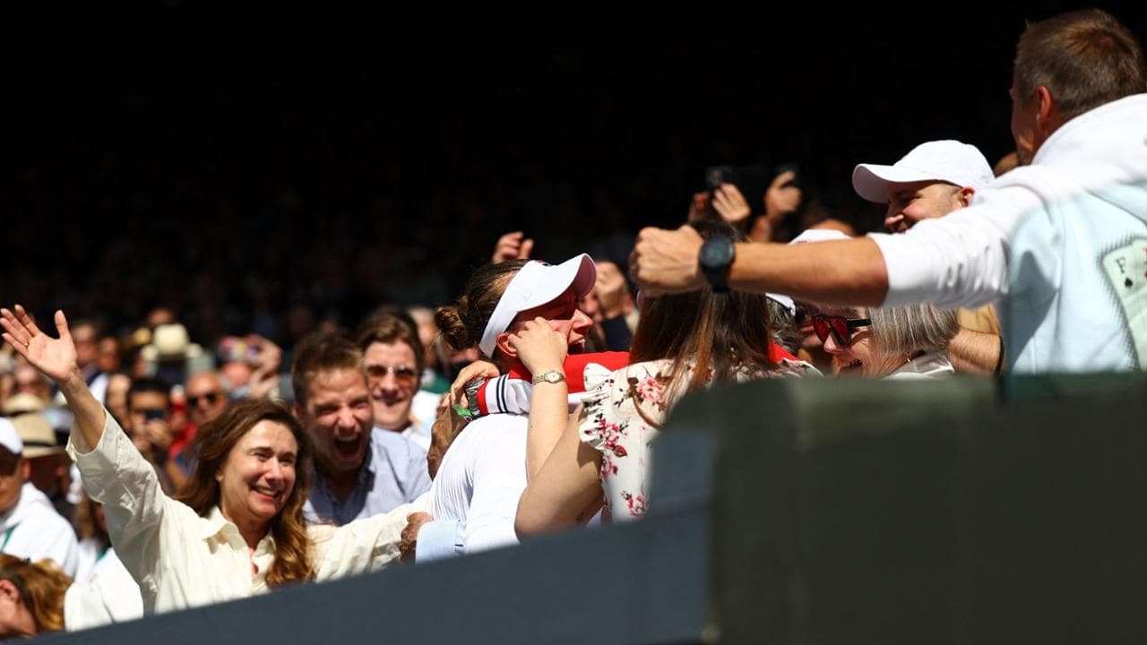 Barbora Krejcikova festeggia la vittoria di Wimbledon insieme al proprio team