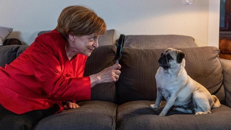 Katharina Thalbach è Miss Merkel