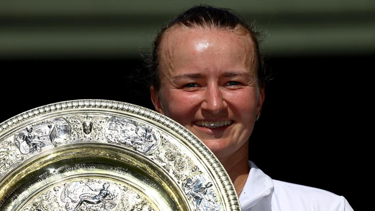 Barbora Krejcikova con il trofeo di Wimbledon