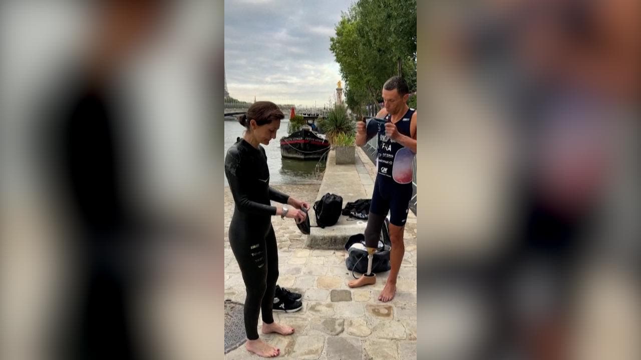 Olimpiadi Parigi: la ministra francese dello sport fa il bagno nella Senna: "E' pulita"