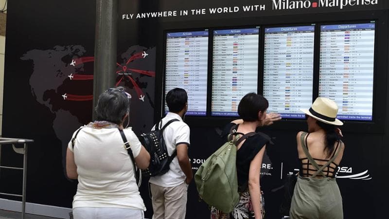 Milano - Schermi, Monitor con gli orari dei voli Partenza e Arrivi dell' aeroporto di Malpensa ( per chiusura Linate ) messi al binario 1 della Stazione Centrale dove parte e arriva il Malpensa Express (Milano Malpensa - 2019-07-26, Duilio Piaggesi) p.s. la foto e' utilizzabile nel rispetto del contesto in cui e' stata scattata, e senza intento diffamatorio del decoro delle persone rappresentate