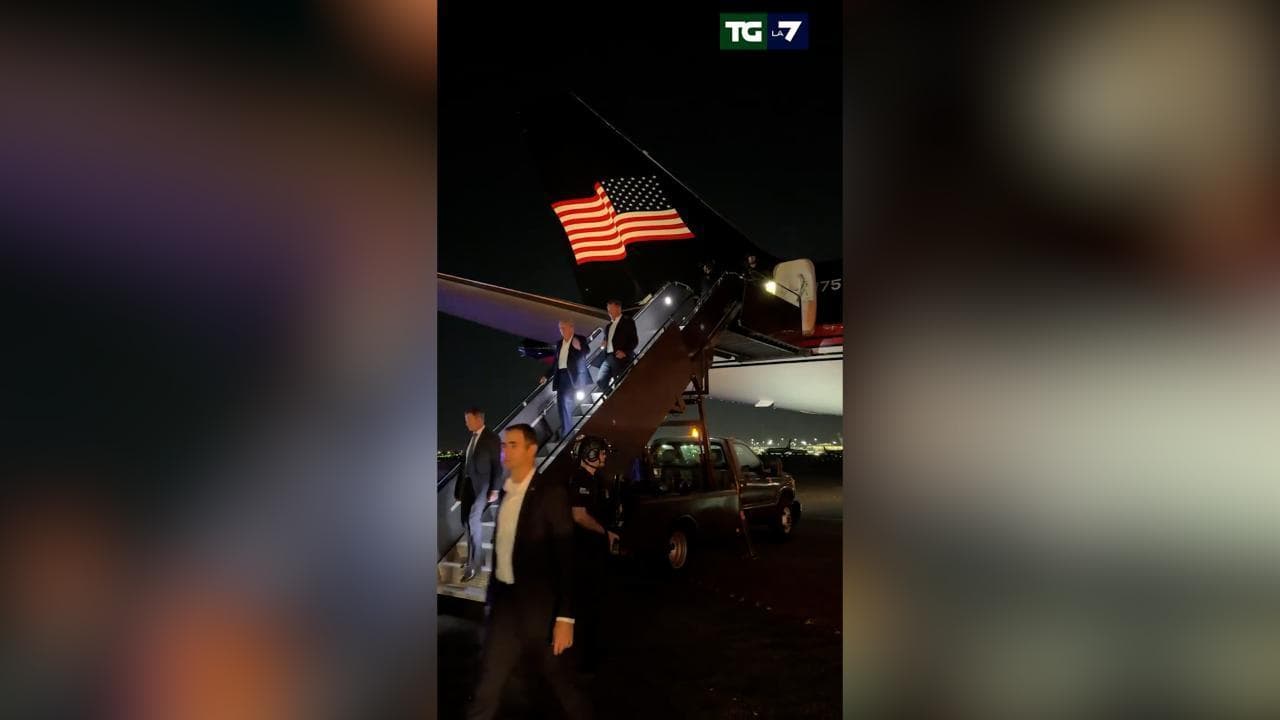 Donald Trump scende dal suo aereo poche ore dopo l'attentato in Pennsylvania