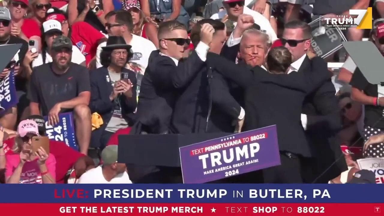 Spari contro Trump a un comizio in Pennsylvania: il tycoon sanguinante viene portato via dal palco
