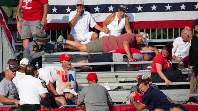 Attentato a Trump, le falle nella sicurezza. Un testimone: “Avevo segnalato il cecchino alla polizia ma non hanno fatto nulla”