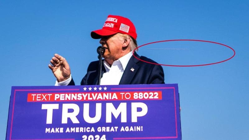 Le tre fotografie diventate già simbolo dell’attentato a Trump: la scia del proiettile, la caduta, il pugno in alto