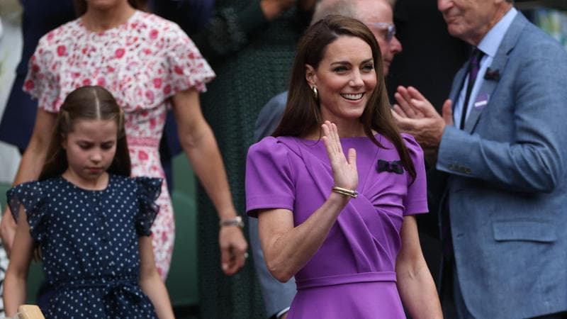 Kate Middleton e alla sua destra la figlia Charlotte