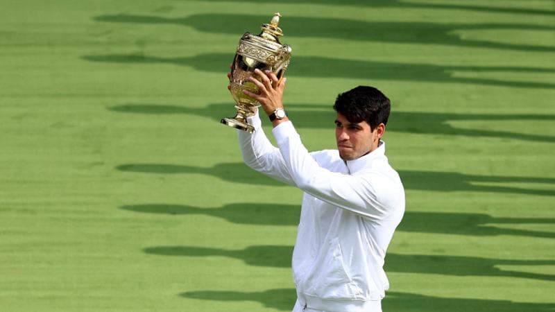 Carlos Alcaraz col trofeo di Wimbledon