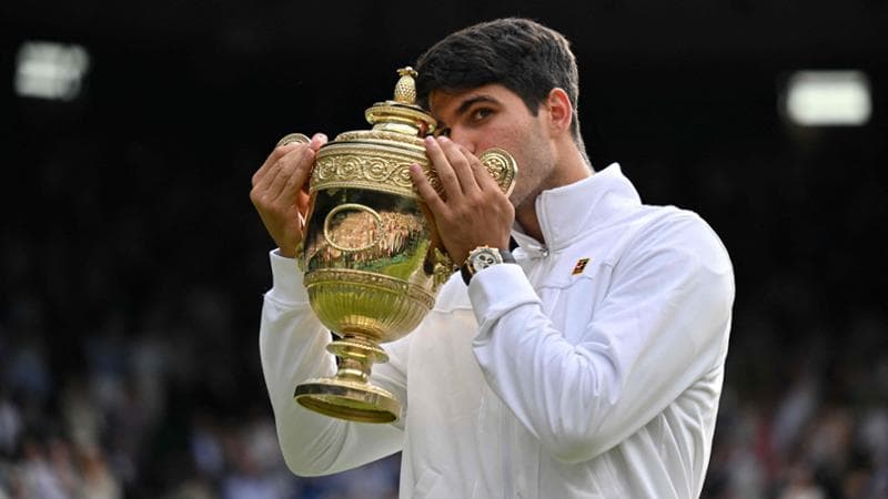Carlos Alcaraz con il trofeo di Wimbledon