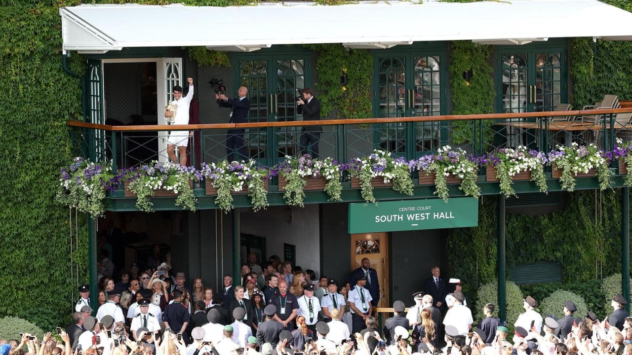 Carlos Alcaraz si gode il pubblico dalla terrazza di Wimbledon