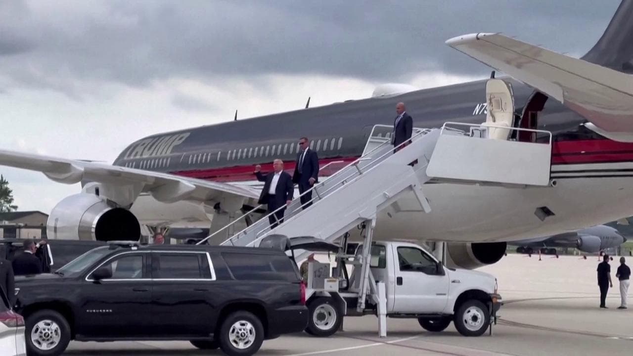 Trump arriva a Milwaukee e saluta con il pugno alzato dalla scaletta dell'aereo
