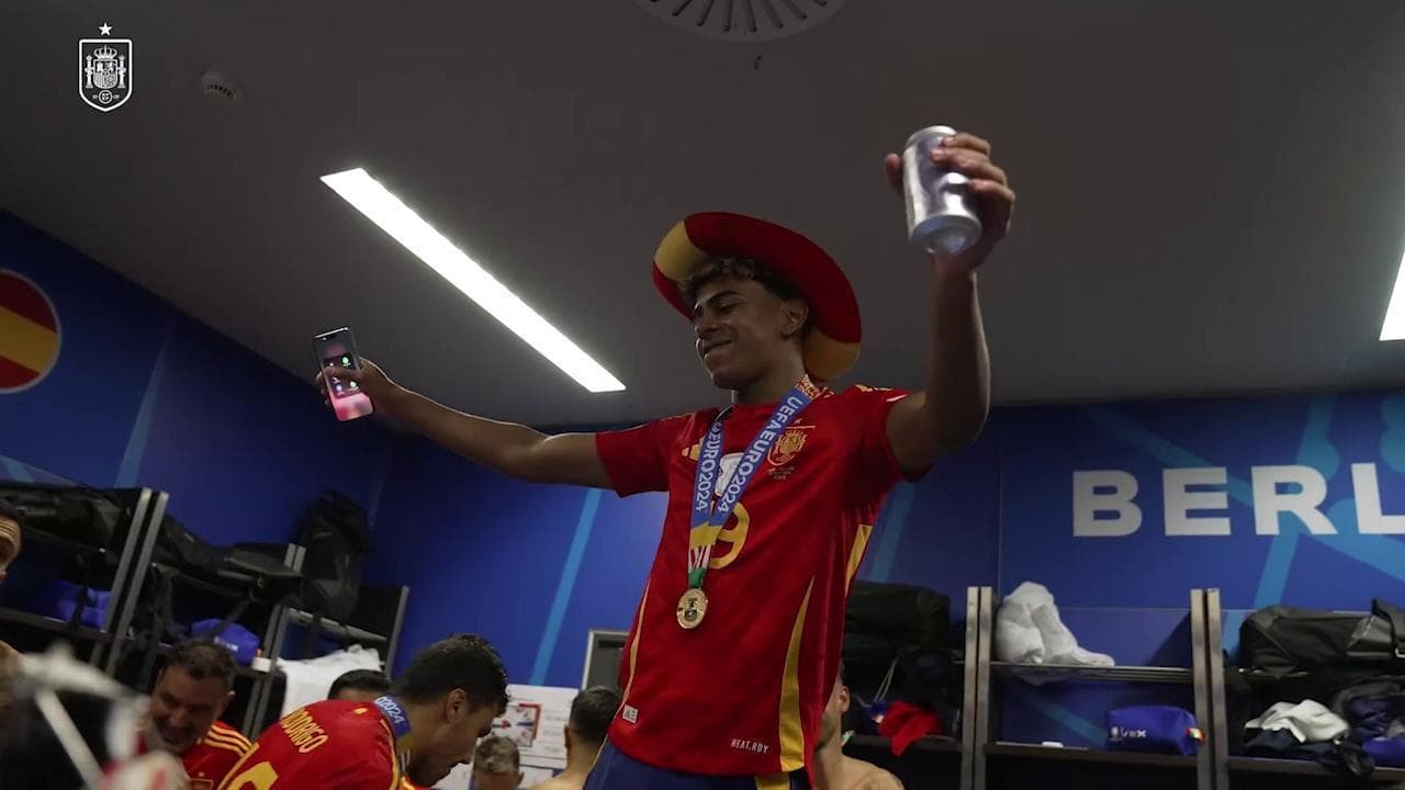 La festa pazza della Spagna nello spogliatoio dopo la vittoria dell'Europeo