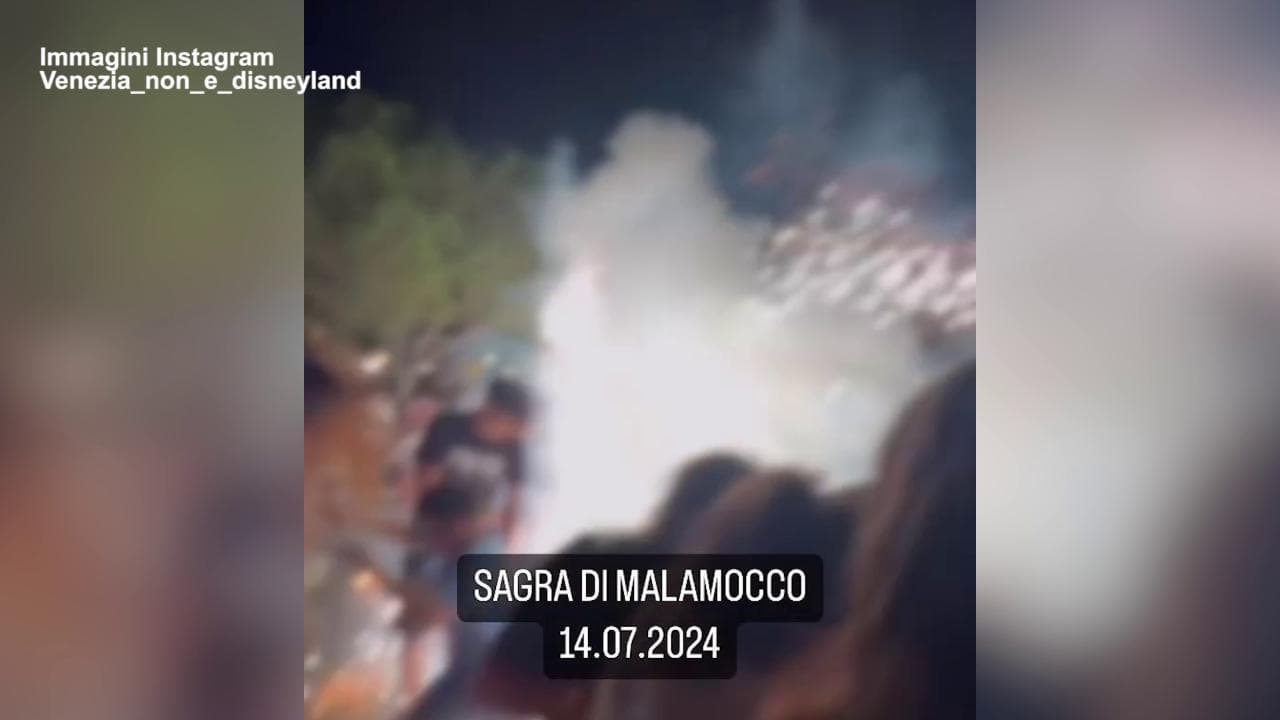 Venezia, paura alla sagra di Malamocco per fuochi d'artificio caduti tra i partecipanti