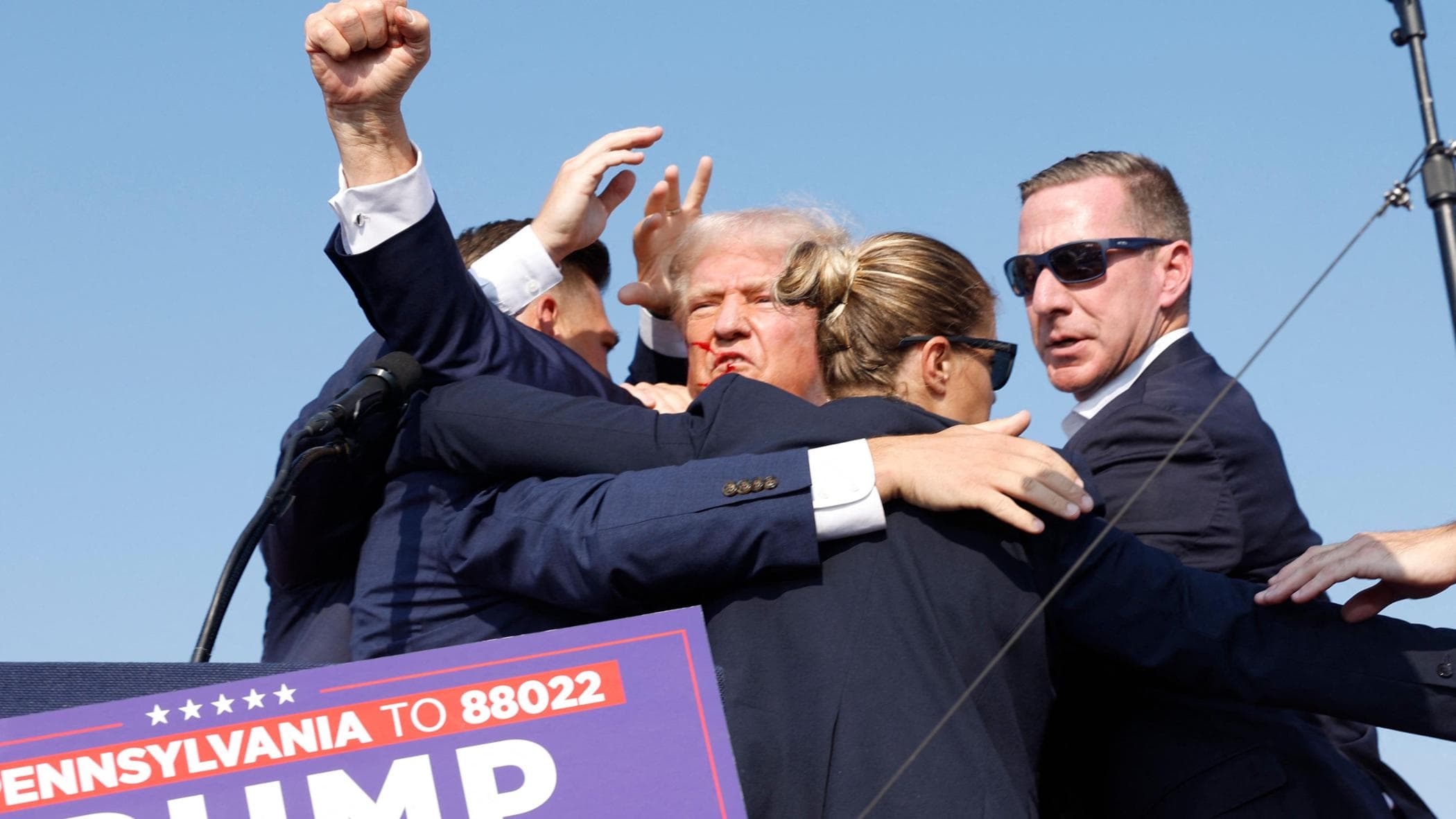 トランプ氏への攻撃でバイデン氏の選挙活動は凍結、世論調査ではバイデン氏が3～4ポイント劣勢となっている