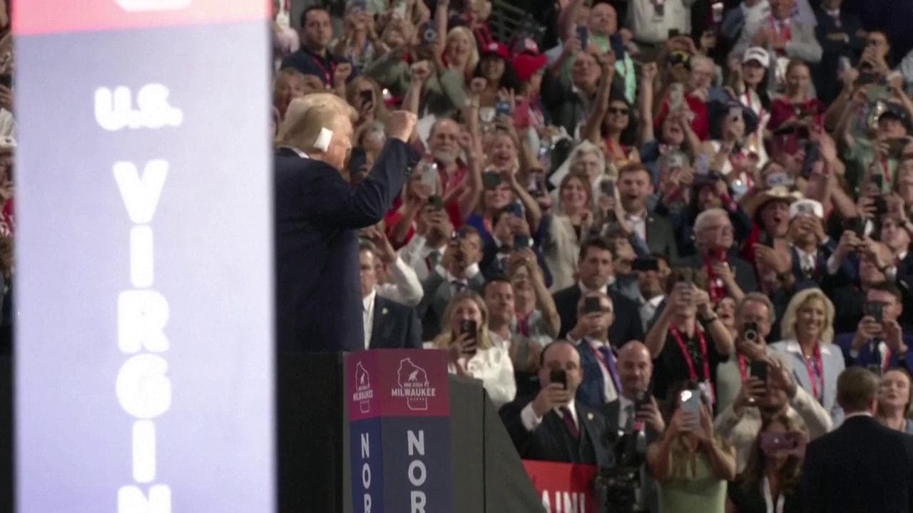 Trump con l'orecchio bendato alla convention del Partito repubblicano