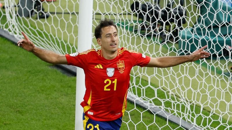 Mikel Oyarzabal esulta dopo il gol all'Inghilterra
