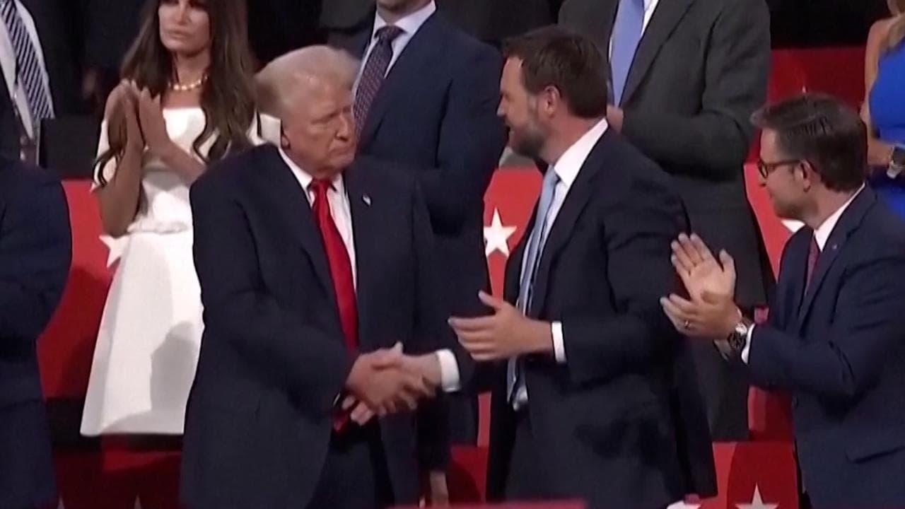 Ovazione per Trump alla convention repubblicana di Milwaukee, sul palco insieme al candidato alla vicepresidenza J.D. Vance