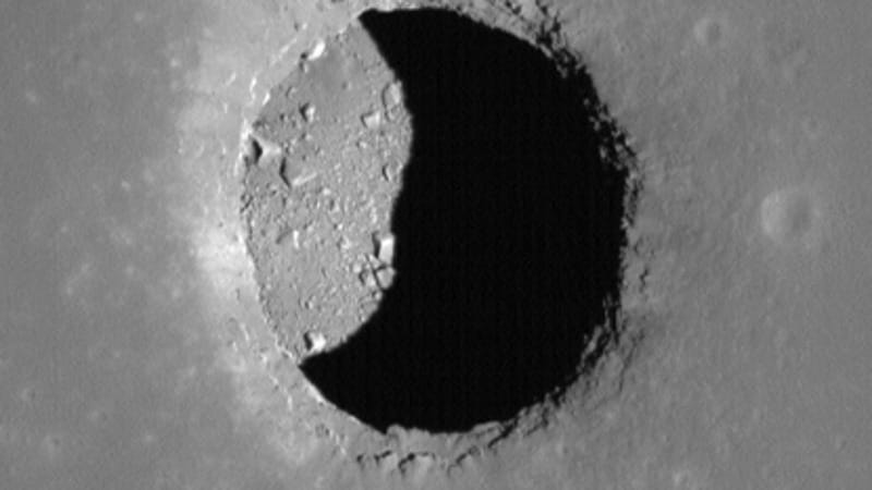 La cavità del Mare Tranquillitatis fotografata dalla sonda Lro della Nasa