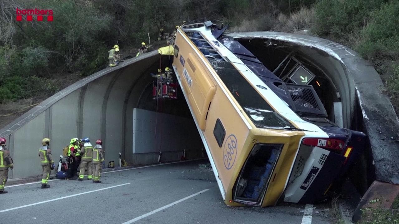 Spagna, bus si ribalta davanti a una galleria: il veicolo resta incastrato in verticale