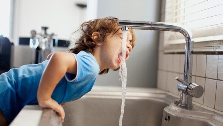 Acqua del rubinetto pulita e sicura, ma un italiano su tre non si fida di berla