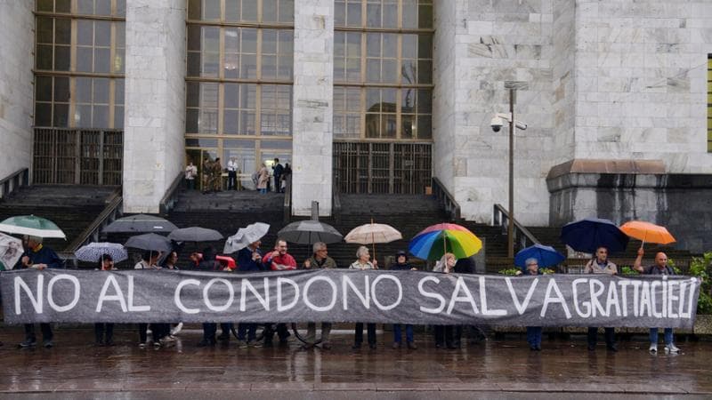 Un flash mob davanti a Palazzo di Giustizia dei cittadini dei comitati civici e ambientalisti milanesi per protestare contro la norma salva-Milano
