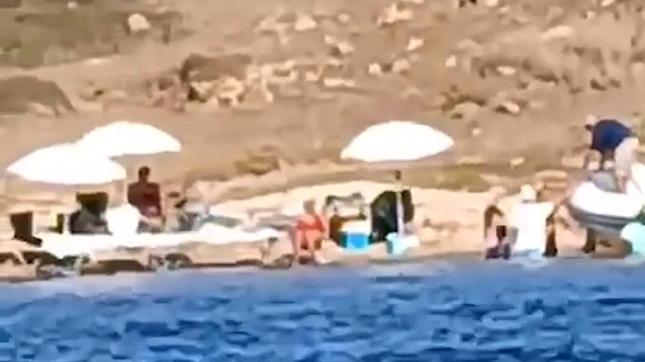 Sardegna, sull'isola protetta con ombrelloni e tavoli per il picnic