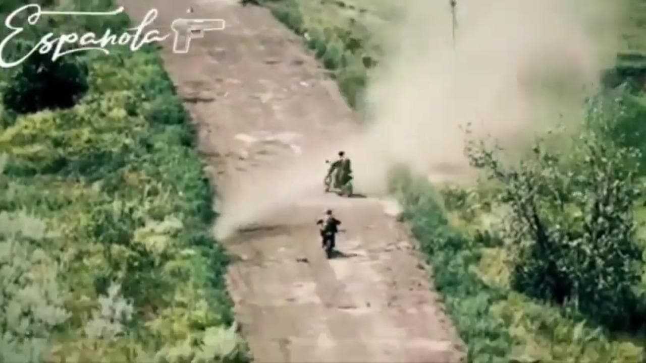 Lo slalom dei motociclisti russi tra le bombe