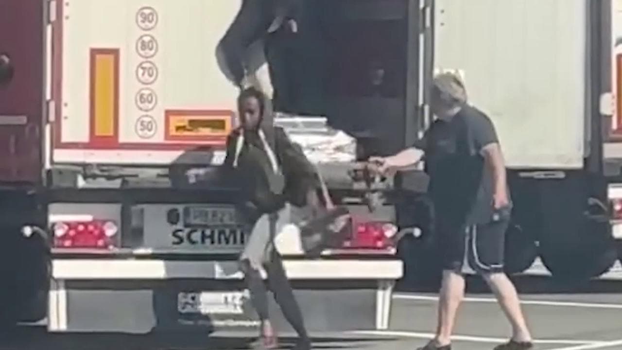 Metropolis - A Ventimiglia, con le ragazze eritree del video della vergogna: “Sono provate, ma cercheranno ancora di passare il confine”