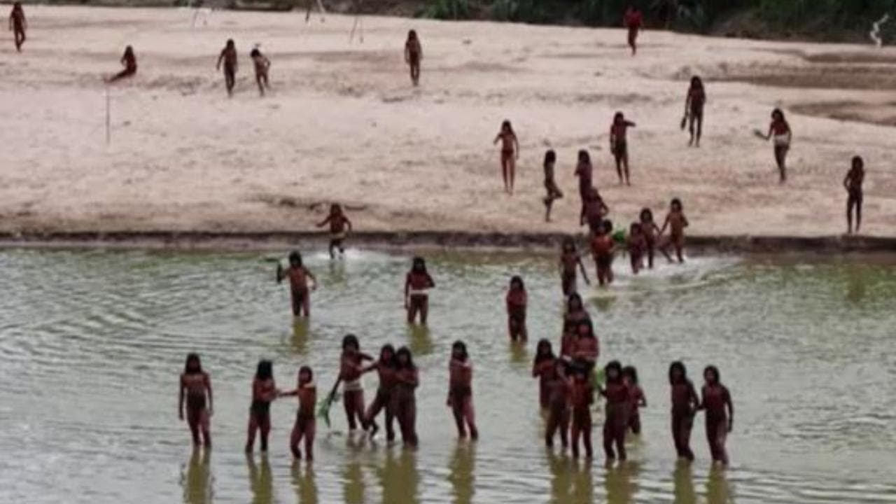 Perù, le rarissime immagini di una tribù indigena che vive isolata nella foresta amazzonica senza contatti con il mondo