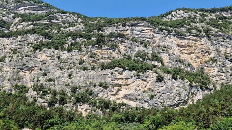 La zona tra San Giovanni a Monte e Dro, in Trentino, dove è avvenuto l'attacco di un orso a un turista runner 43enne francese