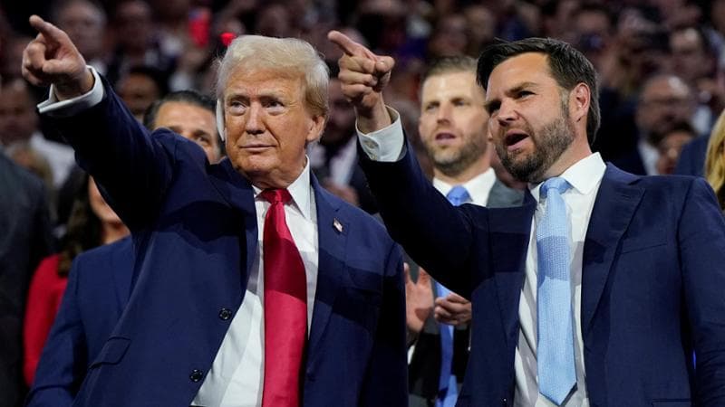Donald Trump con il vice Vance: visibile l'orecchio fasciato dopo l'attentato di Butler