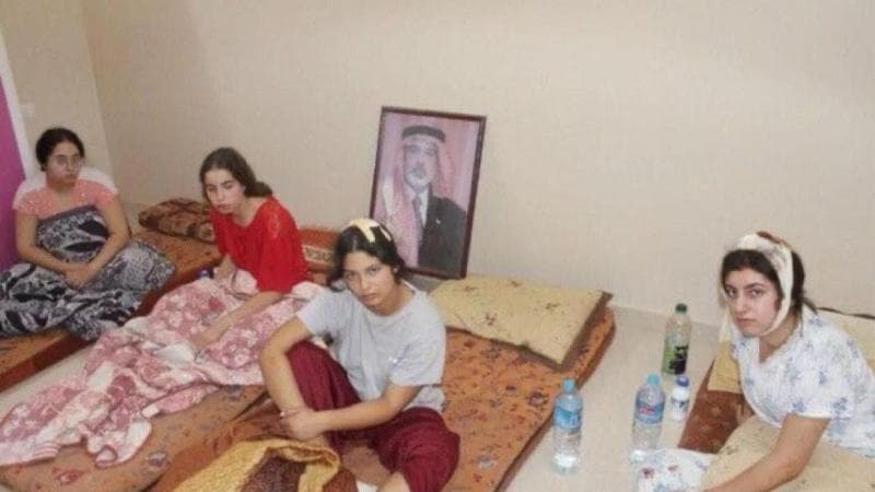 I parenti degli ostaggi diffondono nuove foto: “Ecco la loro prigionia”