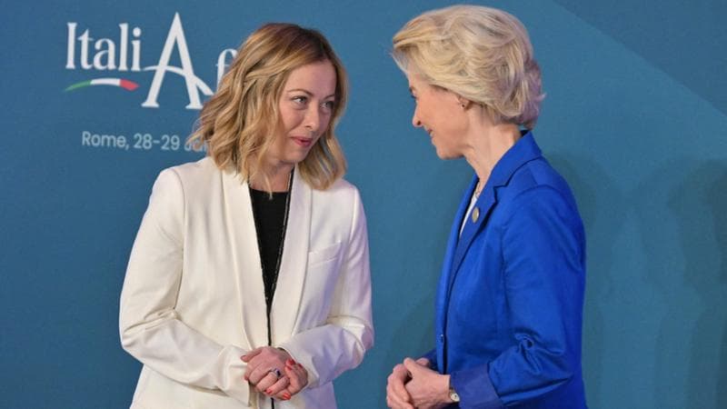 La presidente del Consiglio, Giorgia Meloni, con la presidente uscente della Commissione Ue, Ursula von der Leyen (Foto di Andreas SOLARO / AFP)
