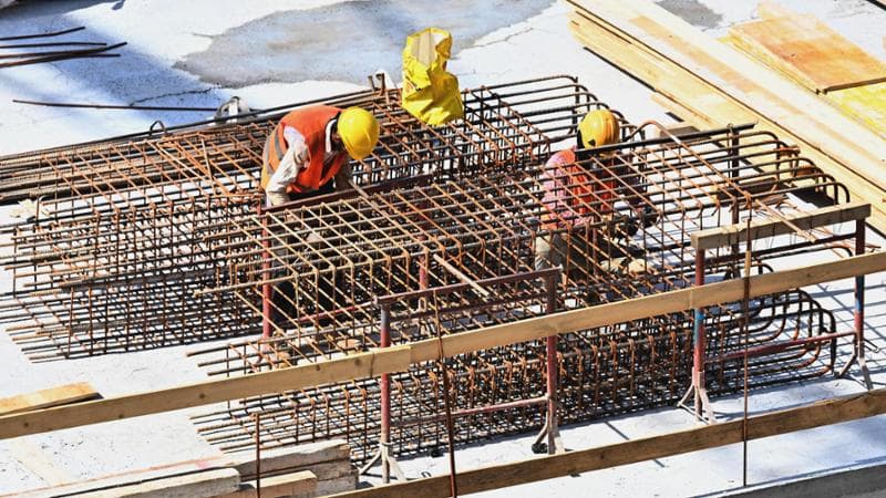Operai del settore edile al lavoro sotto il sole in un cantiere, Genova, 10 agosto 2023. ANSA/LUCA ZENNARO (simbolica, generica, lavoro, costruzioni, cantiere, occupazione, caldo, edilizia)