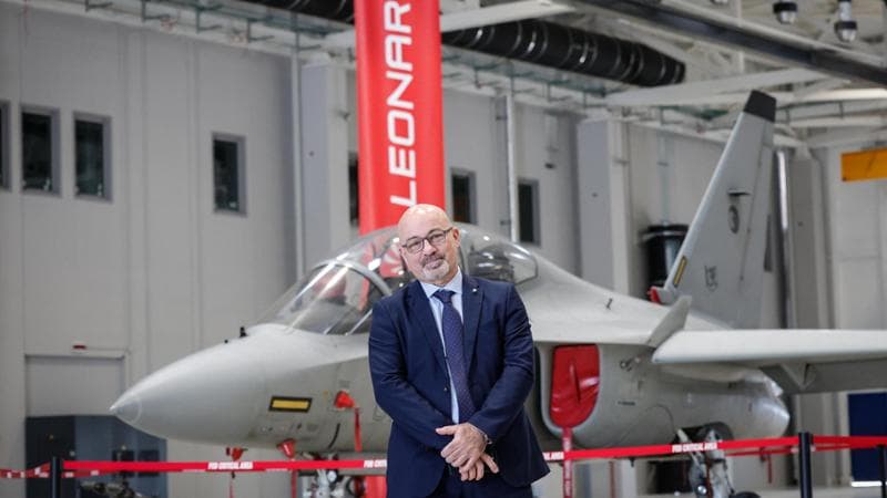 Il ceo di Leonardo, Roberto Cingolani, alla base Nato di Decimomannu in Sargegna
