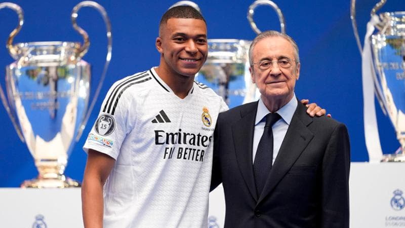 Kylian Mbappé con il presidente del Real Florentino Perez