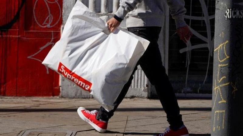 EssilorLuxottica punta ai teenager e compra Supreme
