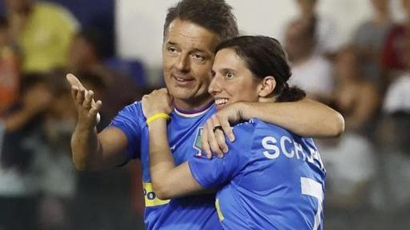 Renzi-Schlein e l’abbraccio alla Partita del cuore. “Il magico potere del pallone” scalda il centrosinistra