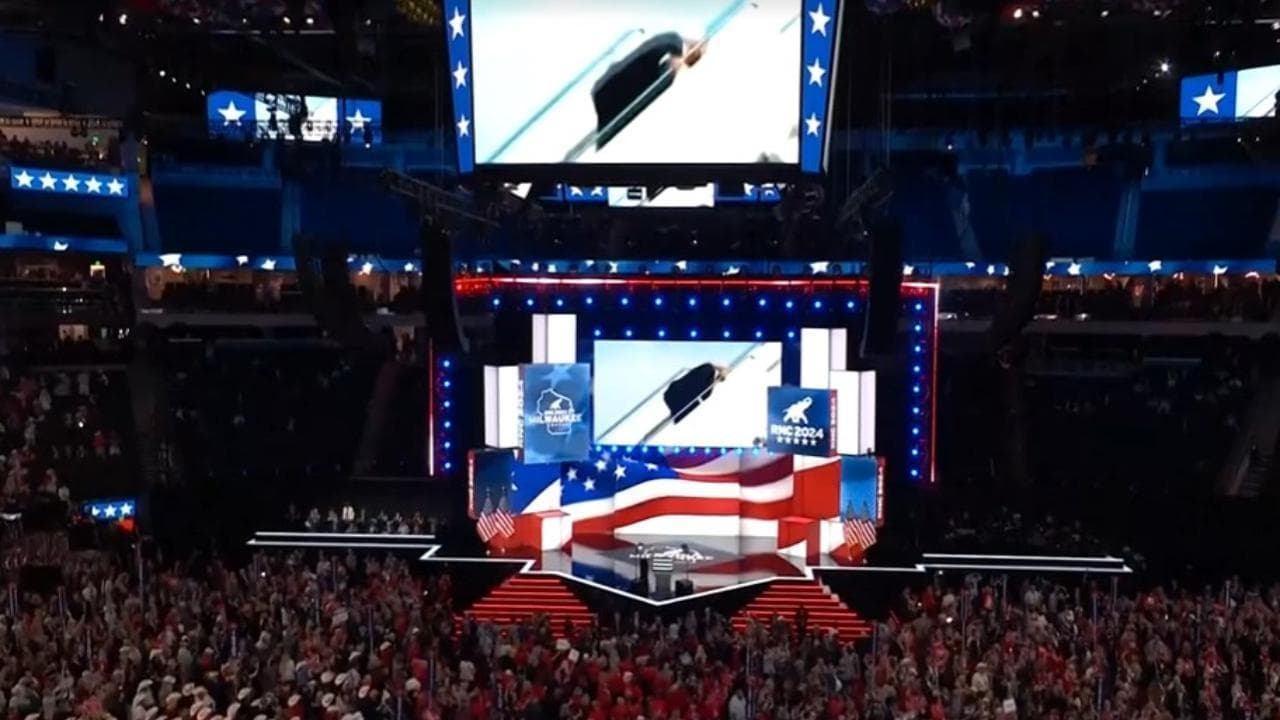 Convention repubblicana, arriva Trump e sui maxischermi appare il video delle cadute di Biden: "Questo è l'uomo che dovrebbe proteggerci?"