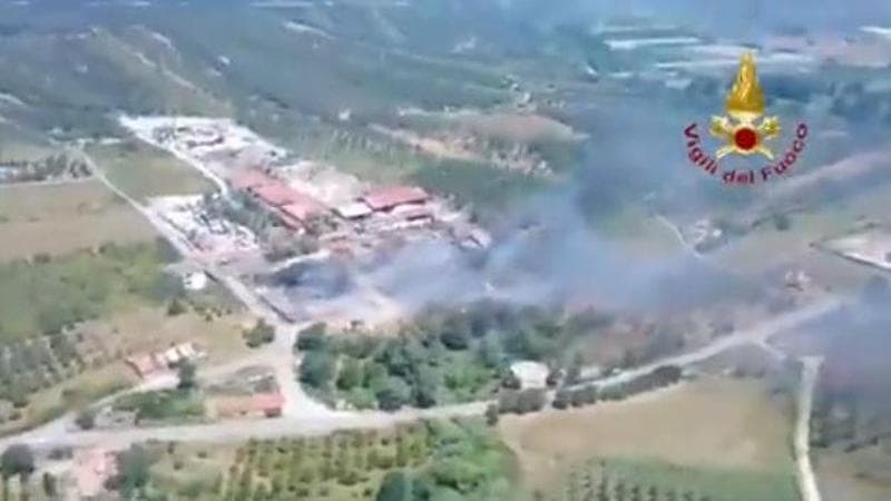 Palmi, prende fuoco un deposito di rifiuti: bruciata soprattutto plastica. Allarme per i fumi nell’aria