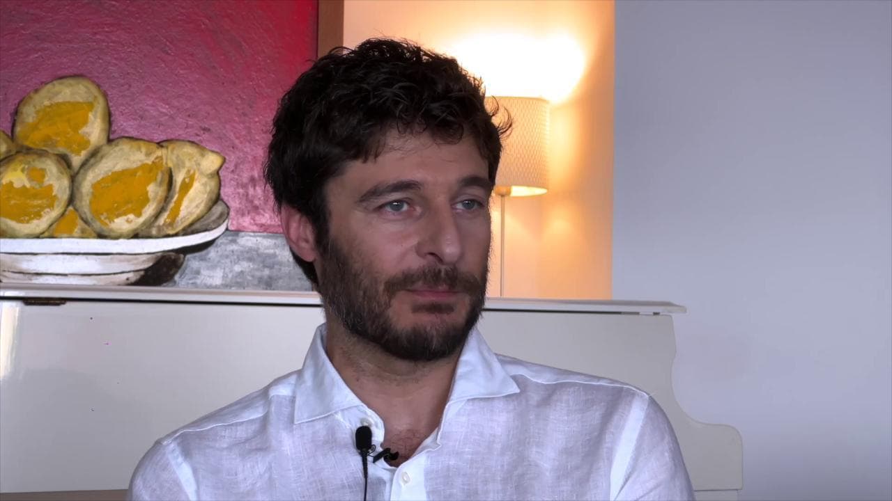 Lino Guanciale: "Mi chiamano per fare ruoli paranormali nelle serie. Ma al cinema ora racconto l'amore"