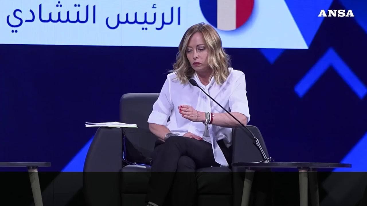 Meloni: "I migranti illegali sono nemici di quelli legali"