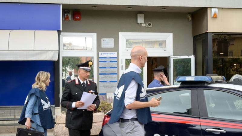 25 arresti ad Aprilia per associazione mafiosa, droga e usura. Carabinieri e DIA in una delle due sedi del comune, la sede degli assessorati. Aprilia, 03 luglio 2024. Foto Vincenzo Tersigni / F3Press